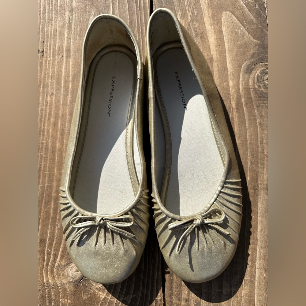 Expression Gold Ballet Style Flats Size 8 💥2/$15 or 3/$20💥
